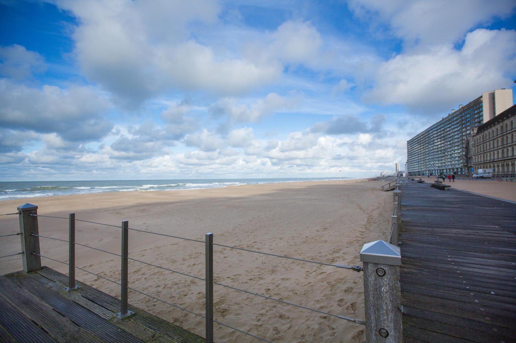 Bright Apartment With Sea View Oostende Exteriör bild