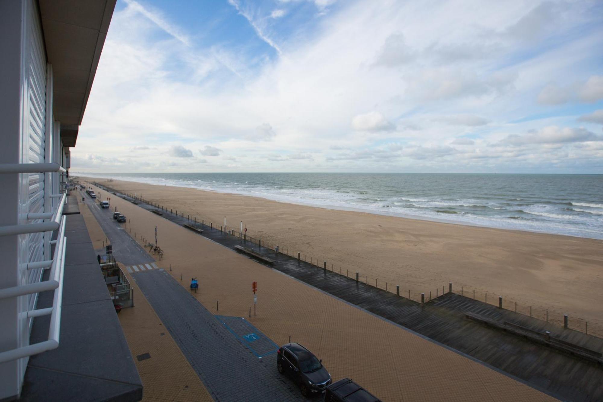 Bright Apartment With Sea View Oostende Exteriör bild